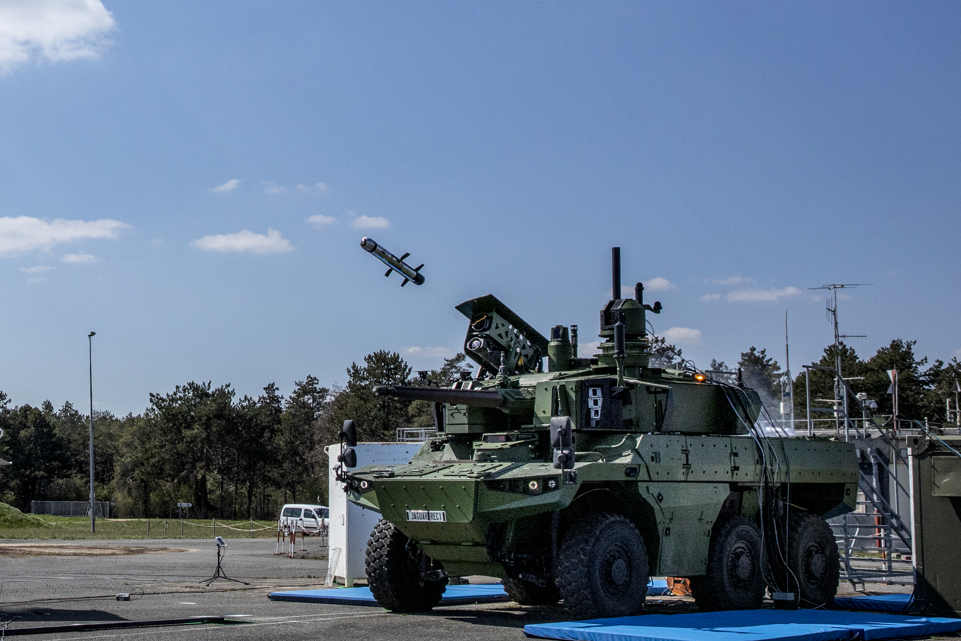 Nexter presenta el vehículo blindado Jaguar con misil guiado Akeron MMP que sustituirá a los AMX-10RC, ERC-90 y VAB Nexter presenta el vehículo blindado Jaguar con misil guiado Akeron MMP que sustituirá a los AMX-10RC, ERC-90 y VAB