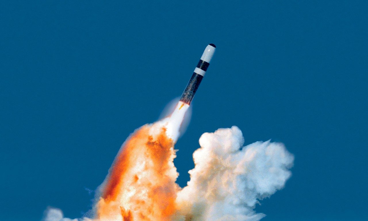 Lockheed Martin ha recibido 474 millones de dólares para la fabricación y el mantenimiento de misiles balísticos Trident II (D5) con un alcance de más de 11.000 km, que pueden transportar cabezas nucleares de hasta 475 kilotones. Lockheed Martin ha recibido 474 millones de dólares para la fabricación y el mantenimiento de misiles balísticos Trident II (D5) con un alcance de más de 11.000 km, que pueden transportar cabezas nucleares de hasta 475 kilotones.
