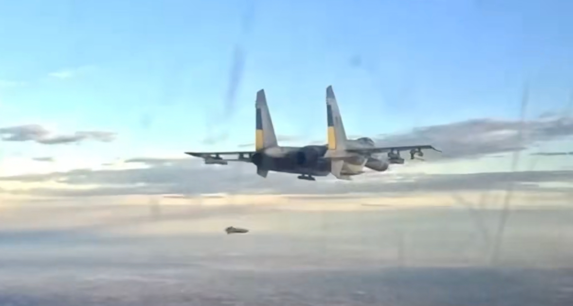 Imágenes únicas: Cazas Su-27 ucranianos lanzan bombas francesas AASM-250 Hammer y misiles estadounidenses AGM-88 HARMS Imágenes únicas: Cazas Su-27 ucranianos lanzan bombas francesas AASM-250 Hammer y misiles estadounidenses AGM-88 HARMS
