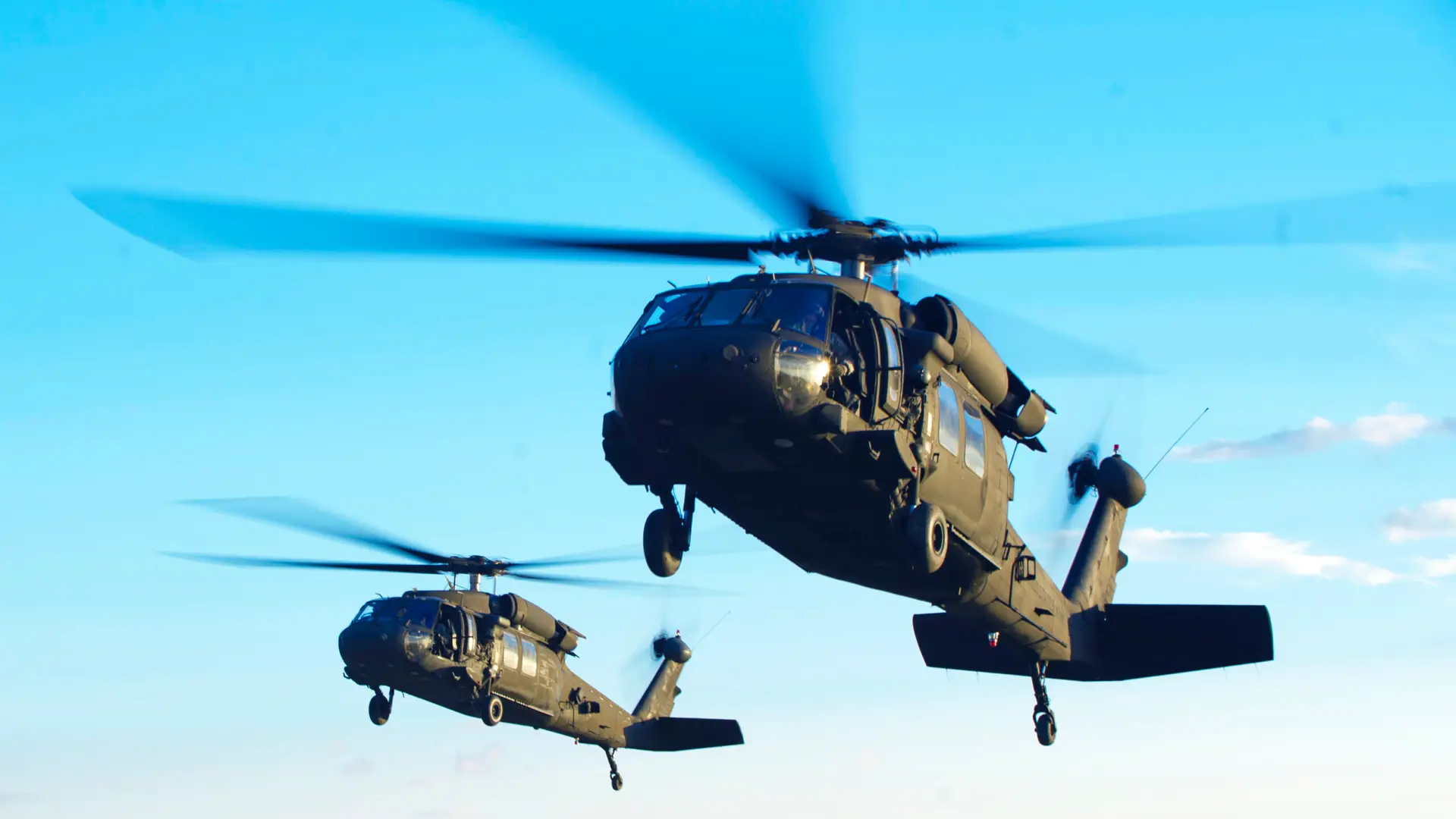 Dos helicópteros militares HH-60 Black Hawk del ejército estadounidense chocan en Kentucky Dos helicópteros militares HH-60 Black Hawk del ejército estadounidense chocan en Kentucky