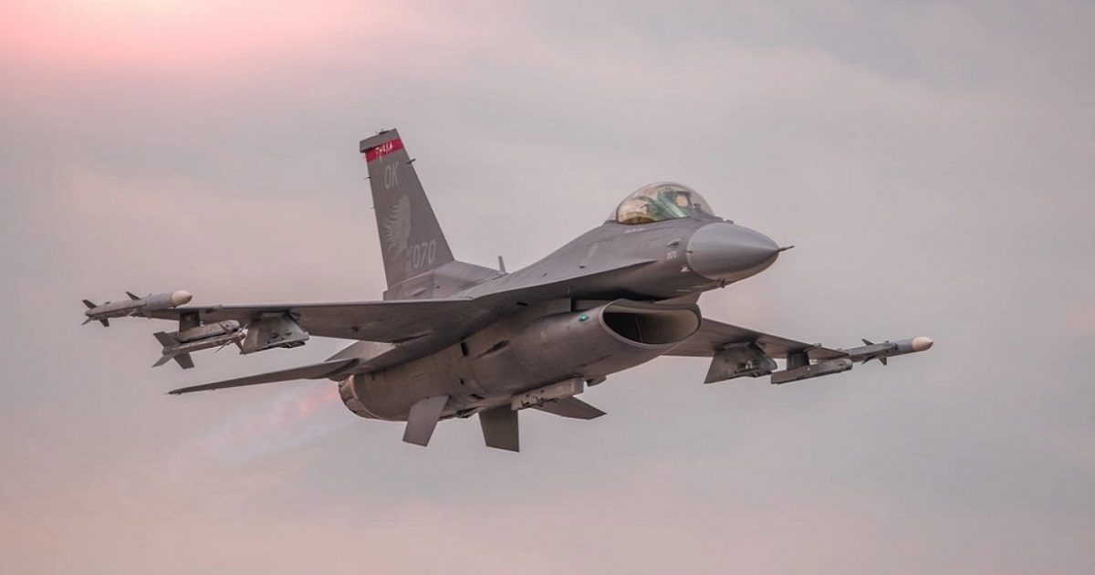 El piloto de un F-16CM acciona los interruptores, se eyecta y se estrella con un caza de 27 millones de dólares El piloto de un F-16CM acciona los interruptores, se eyecta y se estrella con un caza de 27 millones de dólares