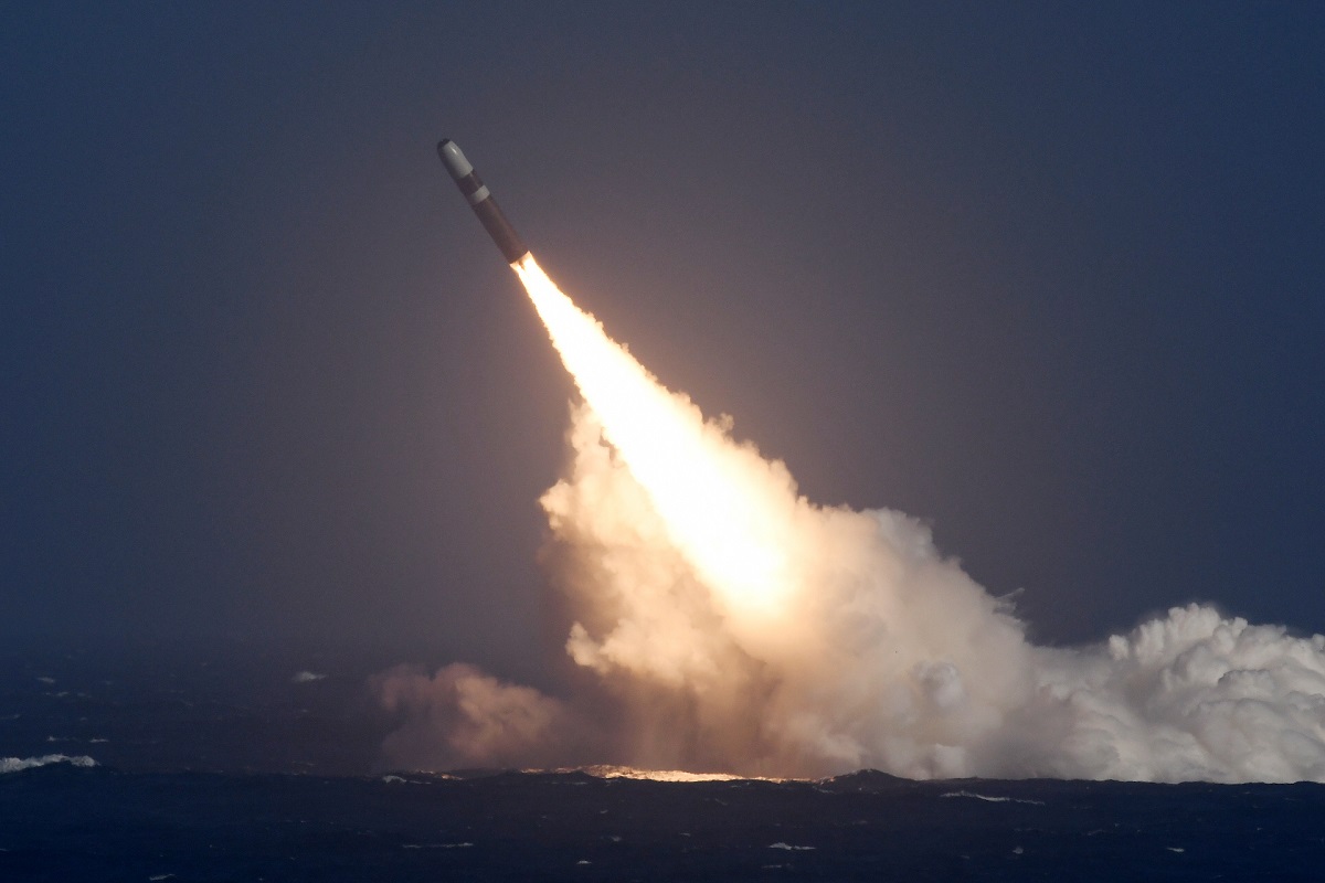 Lockheed Martin recibió 1.200 millones de dólares para producir misiles balísticos intercontinentales Trident II (D5) y armas de apoyo ya desplegadas. Lockheed Martin recibió 1.200 millones de dólares para producir misiles balísticos intercontinentales Trident II (D5) y armas de apoyo ya desplegadas.
