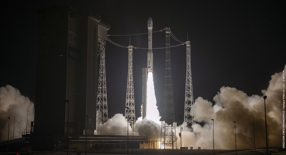 El cohete europeo Vega realizó su primer vuelo desde finales de 2021 y puso en órbita con éxito 12 satélites de más de 1.200 kg de peso El cohete europeo Vega realizó su primer vuelo desde finales de 2021 y puso en órbita con éxito 12 satélites de más de 1.200 kg de peso