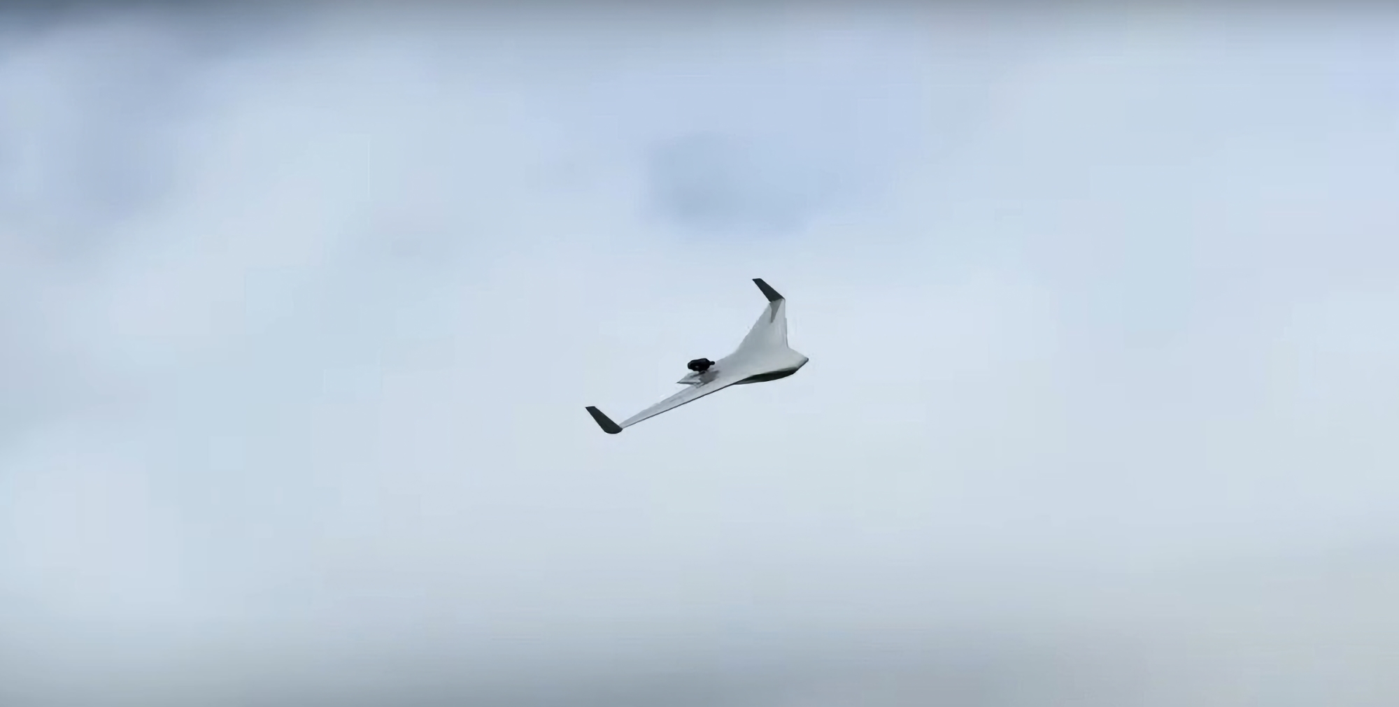 EOS Technologie ha presentado el Veloce 330: un UAV propulsado a reacción con tecnología de despegue y aterrizaje vertical que puede alcanzar velocidades de hasta 400 km/h. EOS Technologie ha presentado el Veloce 330: un UAV propulsado a reacción con tecnología de despegue y aterrizaje vertical que puede alcanzar velocidades de hasta 400 km/h.