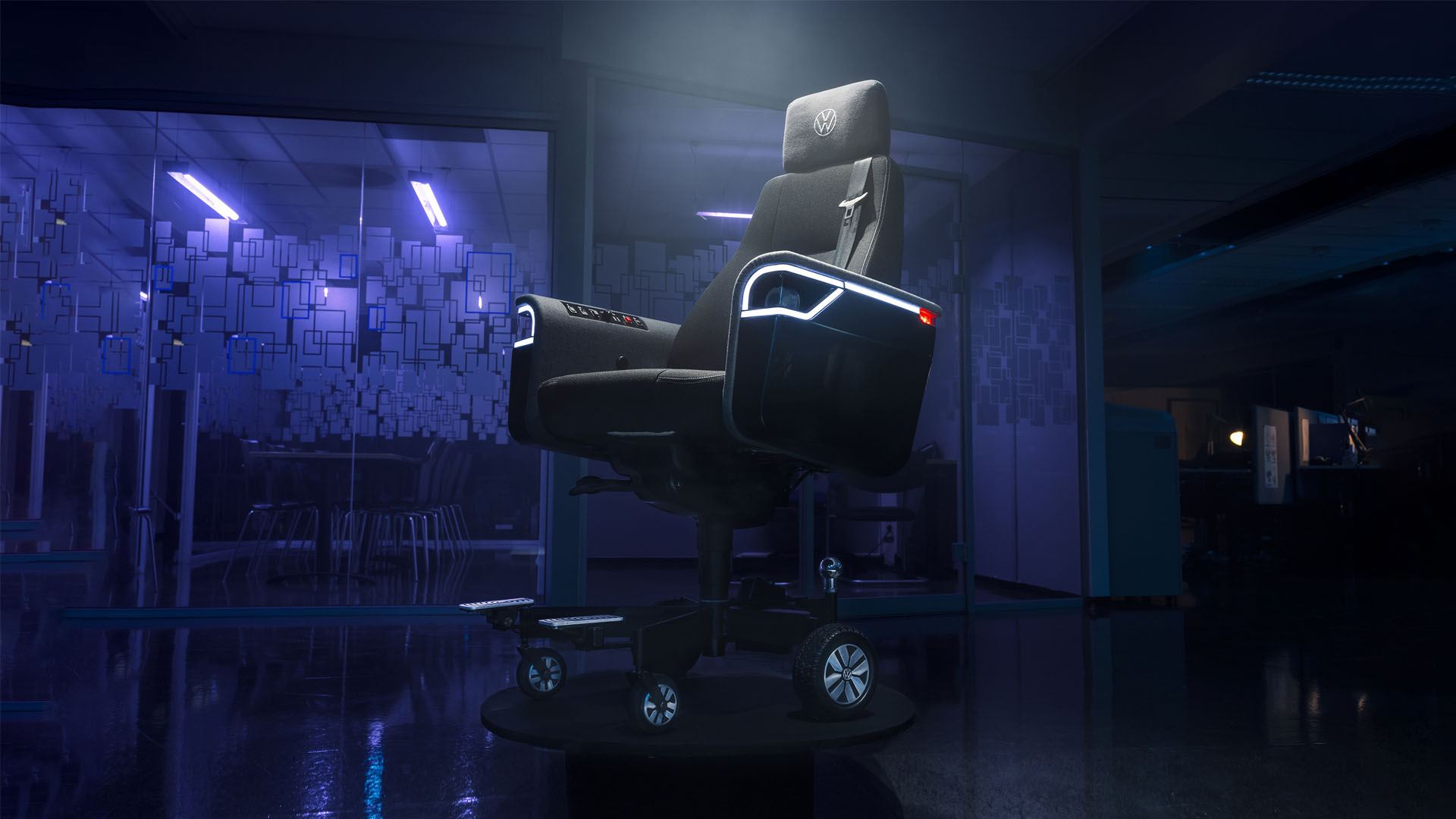 Volkswagen ha presentado... silla de oficina con motor eléctrico, autonomía de hasta 12 km, sistema multimedia y cámara de visión trasera