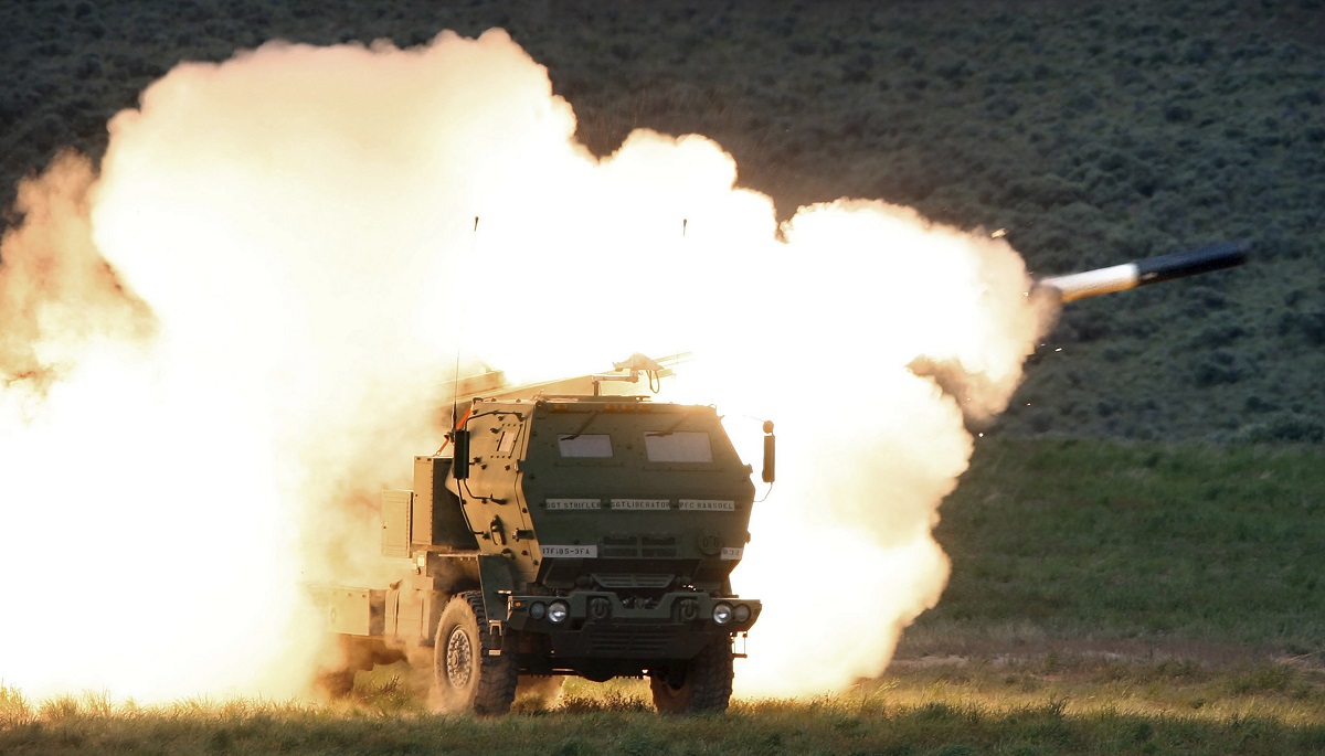 El HIMARS / MLRS destruyó un lanzador de misiles tierra-aire ruso Tor-M2 de 25 millones de dólares con un solo proyectil GMLRS de 200.000 dólares. El HIMARS / MLRS destruyó un lanzador de misiles tierra-aire ruso Tor-M2 de 25 millones de dólares con un solo proyectil GMLRS de 200.000 dólares.