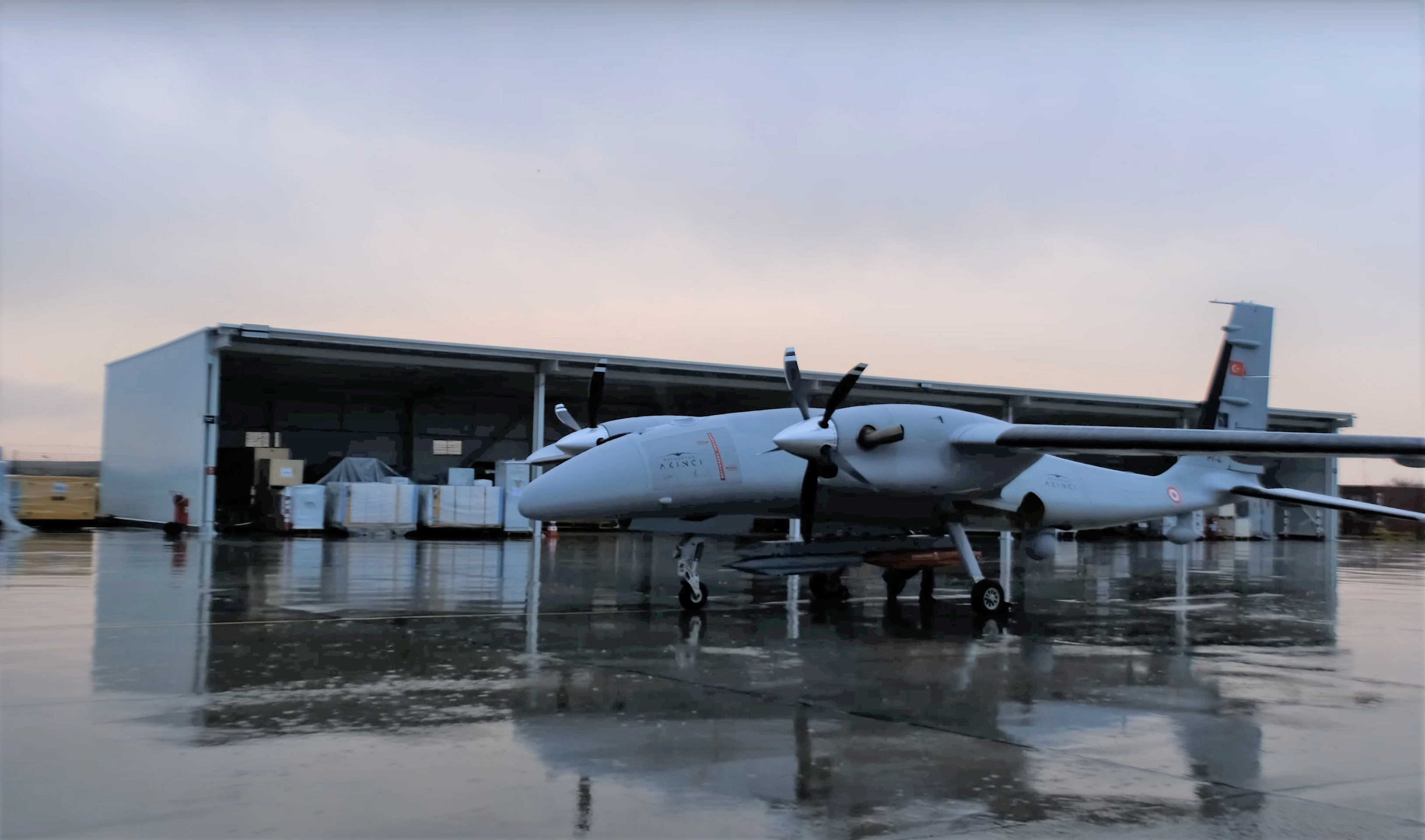 Bayraktar Akinci utilizó por primera vez el TOLUN: el dron destruyó el objetivo desde una altitud de 8 km a una distancia de 30 km Bayraktar Akinci utilizó por primera vez el TOLUN: el dron destruyó el objetivo desde una altitud de 8 km a una distancia de 30 km
