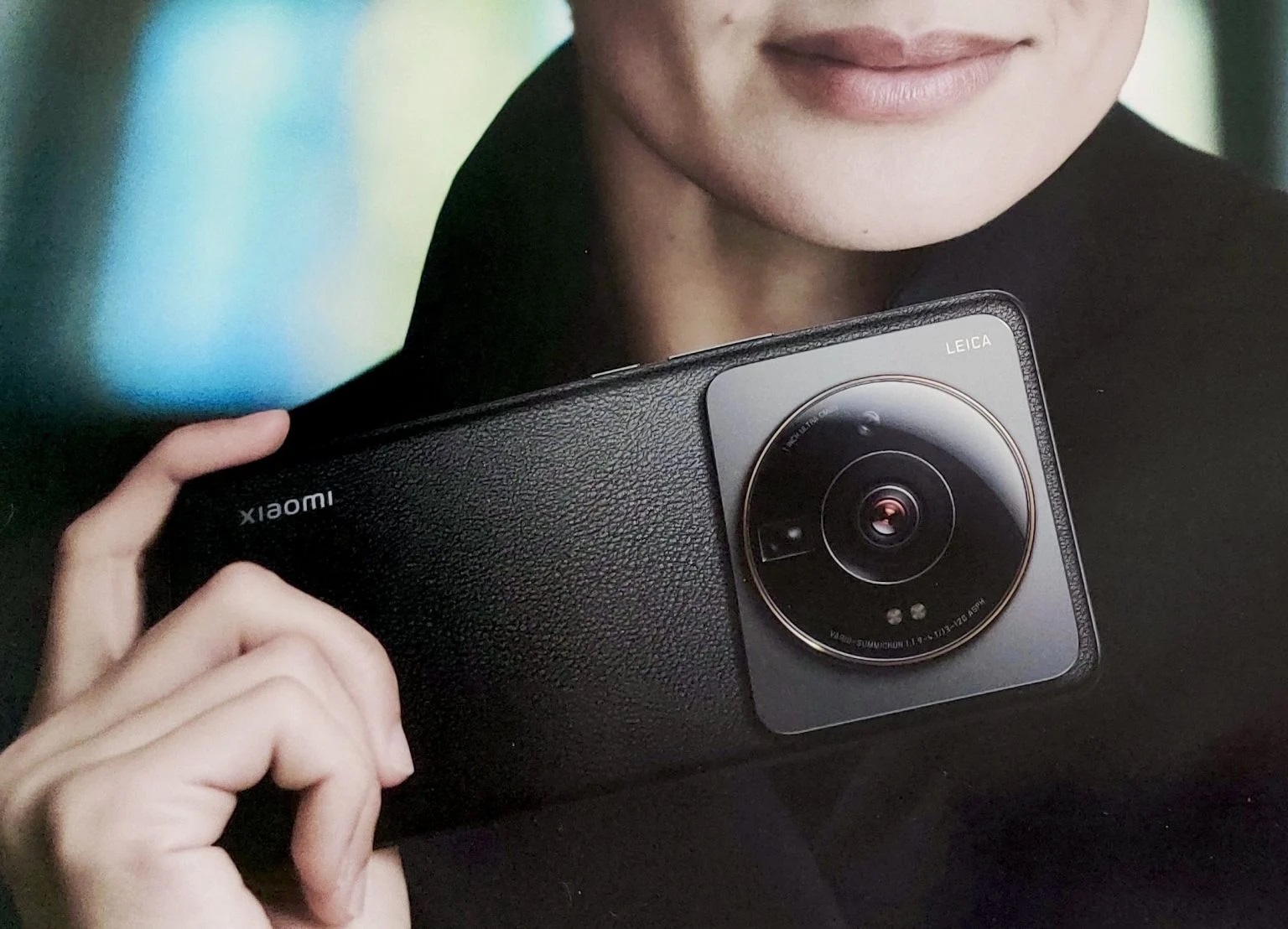 Xiaomi 12S Ultra se mostró en el cartel publicitario en la víspera del estreno: un panel de cuero y una enorme cámara Leica Xiaomi 12S Ultra se mostró en el cartel publicitario en la víspera del estreno: un panel de cuero y una enorme cámara Leica