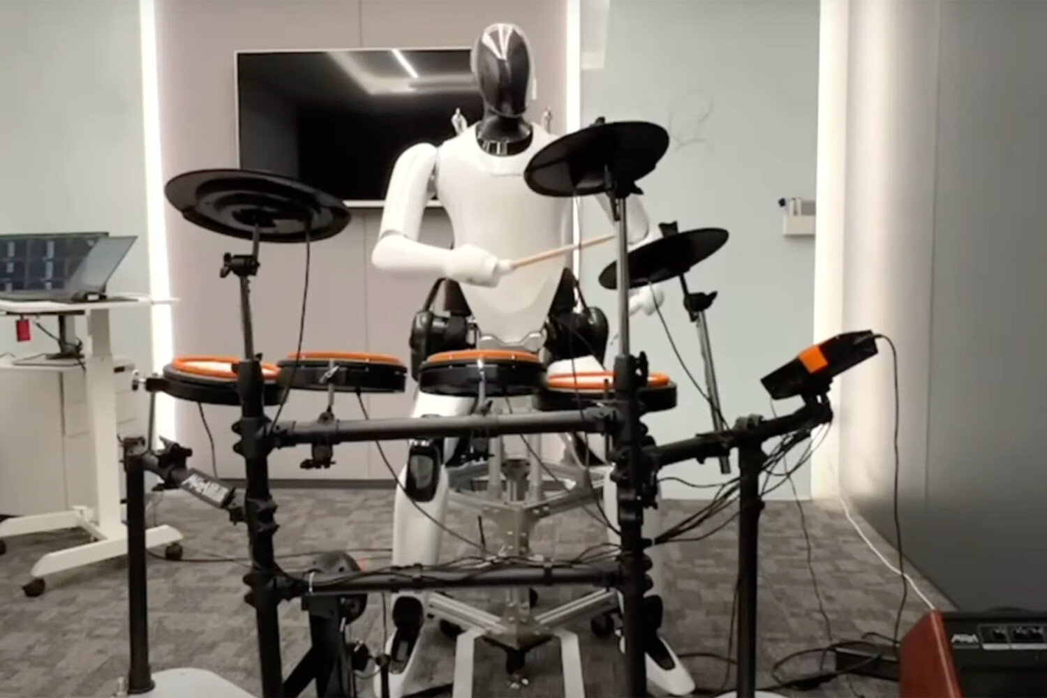 Xiaomi enseña a su robot humanoide CyberOne a tocar la batería (vídeo) Xiaomi enseña a su robot humanoide CyberOne a tocar la batería (vídeo)