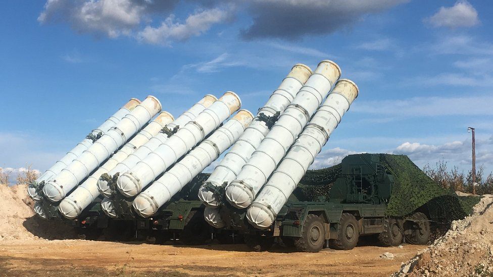 A pesar de la prohibición de Turquía, Rusia lanzó sistemas de defensa aérea S-300 a través del Bósforo en el Mar Negro A pesar de la prohibición de Turquía, Rusia lanzó sistemas de defensa aérea S-300 a través del Bósforo en el Mar Negro