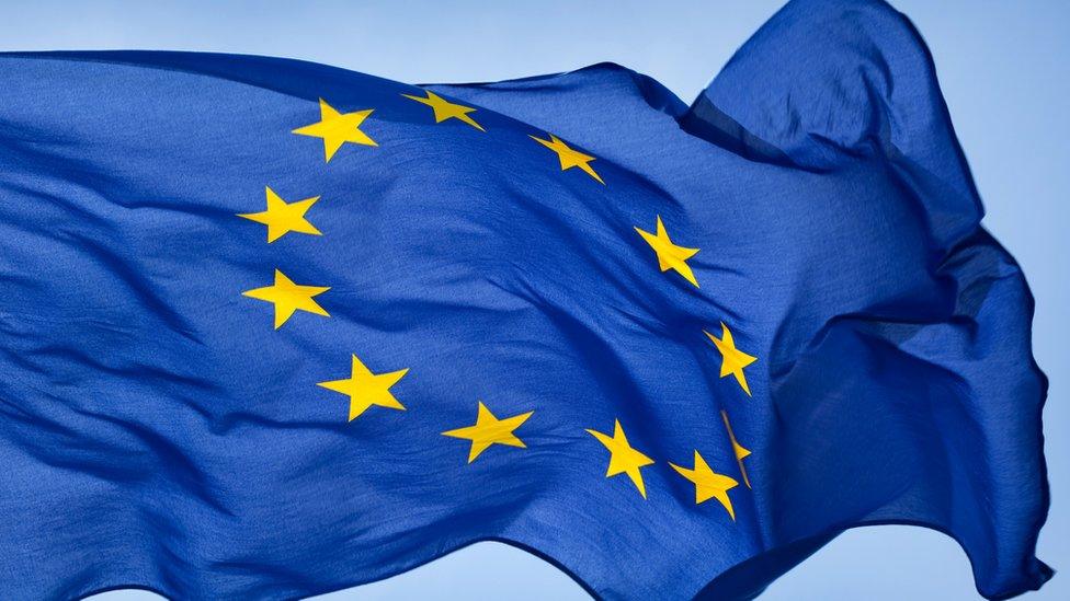 Multas a Apple y Meta han sido suspendidas: la UE en conversaciones con EE. UU.