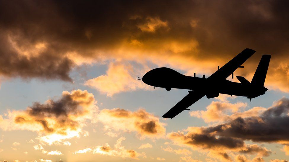 La Fuerza Aérea de EE.UU. negó que un avión no tripulado controlado por inteligencia artificial atacara a un operador durante una simulación por ordenador de supresión de defensas aéreas enemigas. La Fuerza Aérea de EE.UU. negó que un avión no tripulado controlado por inteligencia artificial atacara a un operador durante una simulación por ordenador de supresión de defensas aéreas enemigas.
