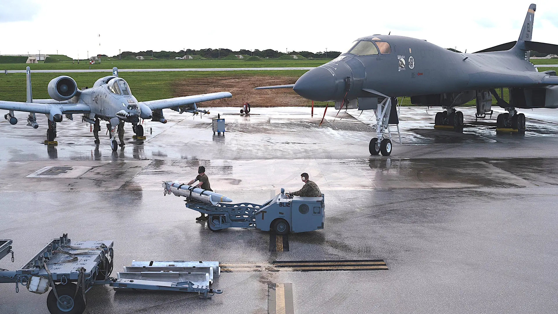 La Fuerza Aérea de EE.UU. quiere utilizar aviones de ataque A-10 Thunderbolt II junto con bombarderos supersónicos B-1B Lancer para destruir los sistemas de defensa aérea del enemigo La Fuerza Aérea de EE.UU. quiere utilizar aviones de ataque A-10 Thunderbolt II junto con bombarderos supersónicos B-1B Lancer para destruir los sistemas de defensa aérea del enemigo