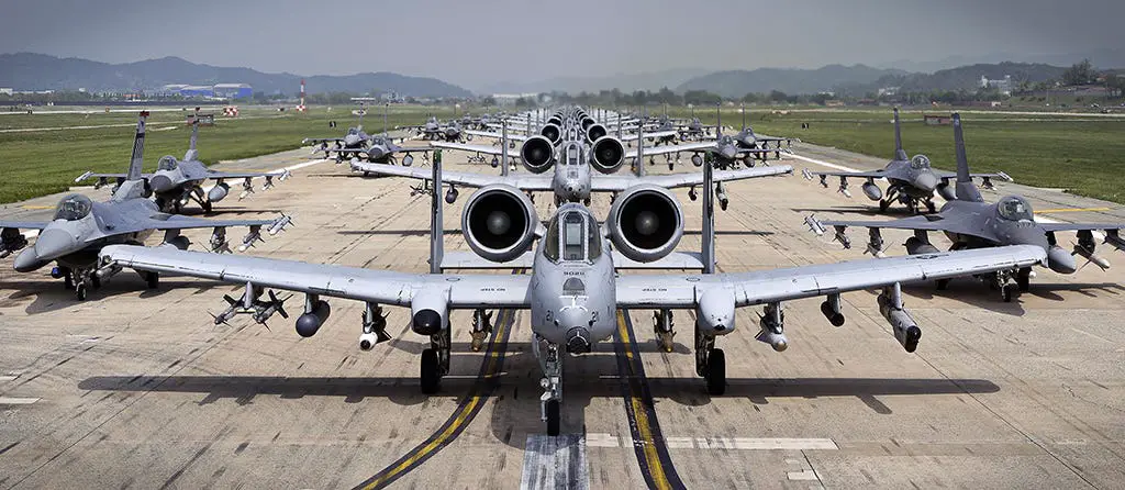 El emblemático avión de ataque A-10 Thunderbolt II participó en el ejercicio junto con el F-35A Lightning II; los aviones lanzaron misiles AIM-9X Sidewinder, AIM-120 AMRAAM y AGM-65 Maverick. El emblemático avión de ataque A-10 Thunderbolt II participó en el ejercicio junto con el F-35A Lightning II; los aviones lanzaron misiles AIM-9X Sidewinder, AIM-120 AMRAAM y AGM-65 Maverick.