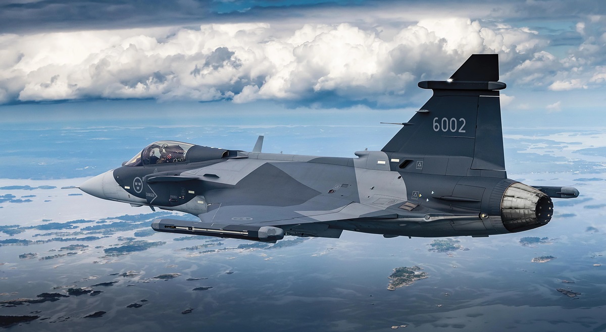 Suecia ha recibido su primer caza de producción JAS 39 Gripen E. El avión se someterá a pruebas y las entregas comenzarán en 2025.
