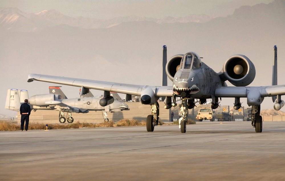 El emblemático avión de ataque A-10 Thunderbolt II irá a Oriente Medio para ayudar a los F-15E Strike Eagle y F-16 Fighting Falcon. El emblemático avión de ataque A-10 Thunderbolt II irá a Oriente Medio para ayudar a los F-15E Strike Eagle y F-16 Fighting Falcon.