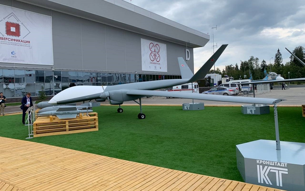 El dron ruso Sirius realiza su vuelo inaugural: alcanza una velocidad de crucero de 180 km/h y puede transportar bombas de 500 kg. El dron ruso Sirius realiza su vuelo inaugural: alcanza una velocidad de crucero de 180 km/h y puede transportar bombas de 500 kg.