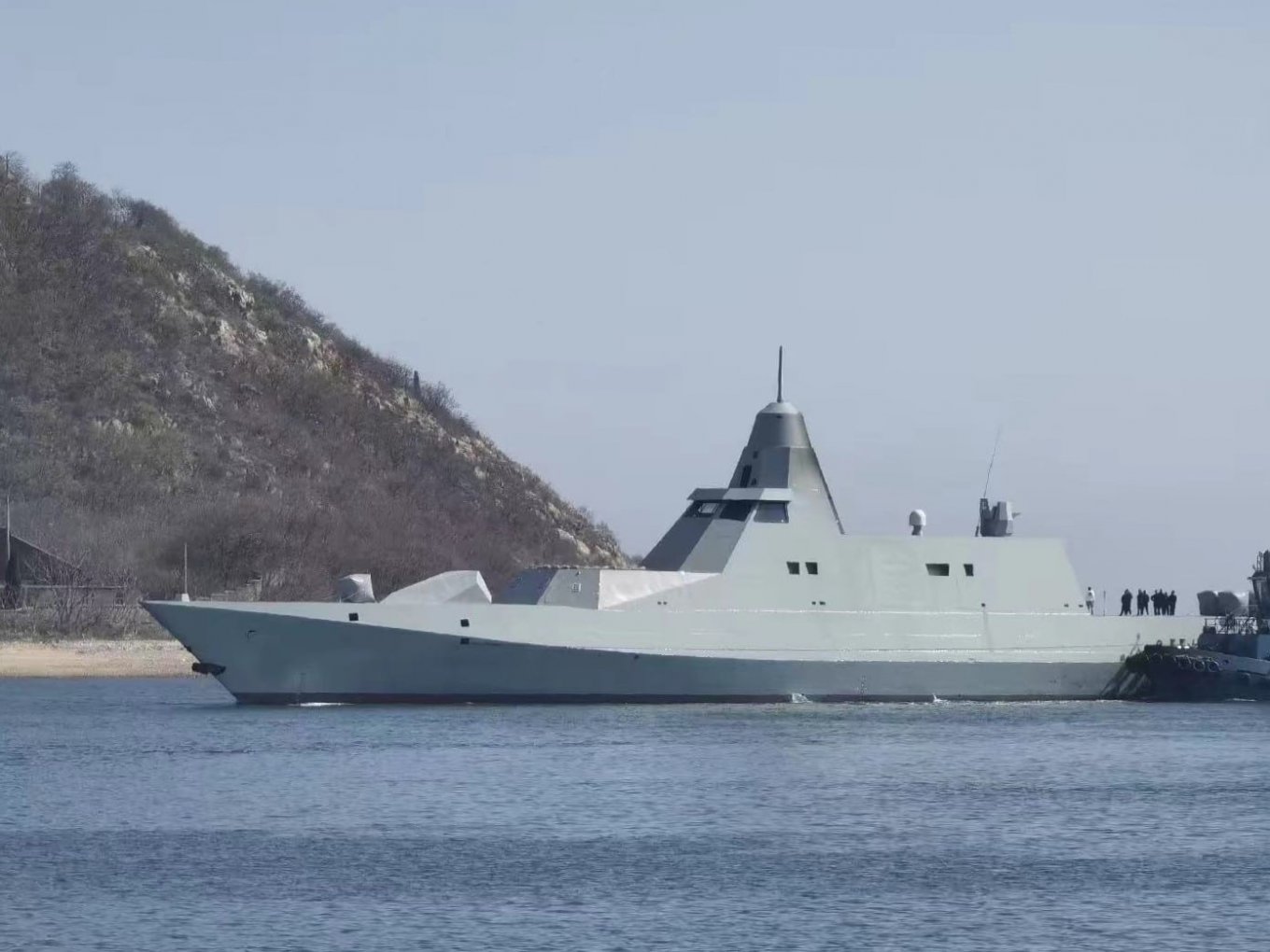 China prueba una misteriosa corbeta furtiva con 16 misiles a bordo