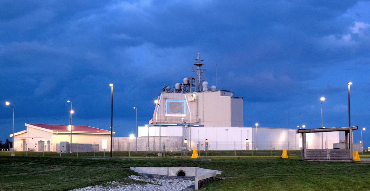 Estados Unidos ha puesto en marcha en Polonia el sistema de defensa antimisiles Aegis Ashore con lanzadores Mk 41 para interceptar misiles balísticos. Estados Unidos ha puesto en marcha en Polonia el sistema de defensa antimisiles Aegis Ashore con lanzadores Mk 41 para interceptar misiles balísticos.