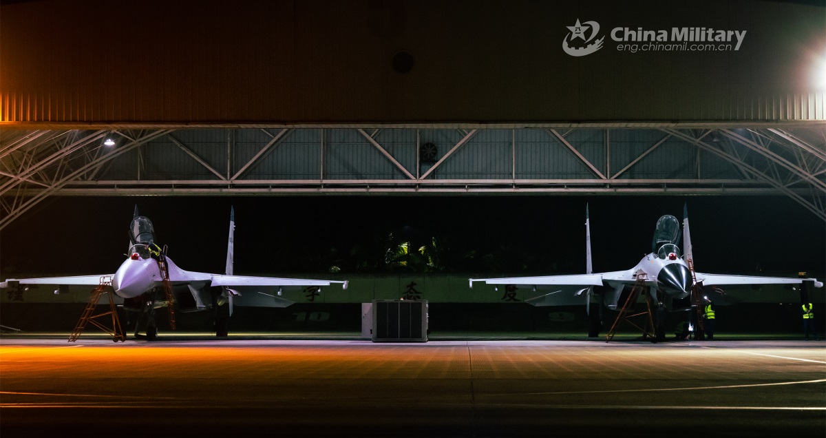 China ha empezado a utilizar un avanzado caza J-11B que puede transportar misiles Thunderbolt-10 y Thunderbolt-15 con un alcance de lanzamiento de hasta 300 kilómetros. China ha empezado a utilizar un avanzado caza J-11B que puede transportar misiles Thunderbolt-10 y Thunderbolt-15 con un alcance de lanzamiento de hasta 300 kilómetros.