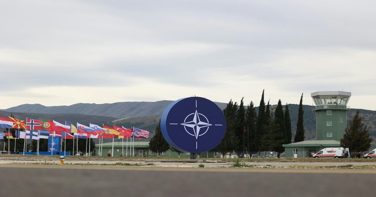 Albania restaura un antiguo aeródromo para servir a los aviones de la OTAN Albania restaura un antiguo aeródromo para servir a los aviones de la OTAN