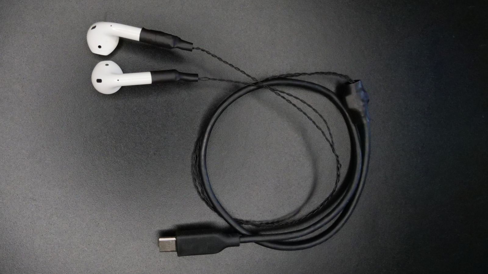 Sin necesidad de carga: un entusiasta ha convertido los AirPods de Apple en auriculares con cable y conector USB-C Sin necesidad de carga: un entusiasta ha convertido los AirPods de Apple en auriculares con cable y conector USB-C