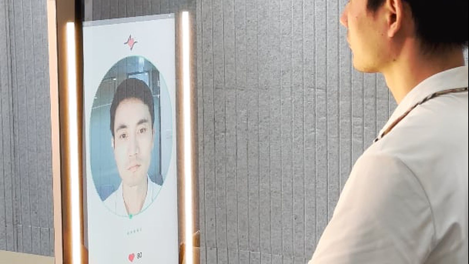 Anura MagicMirror: un espejo inteligente que puede informarle sobre su tensión arterial, el estado de su piel y evaluar su riesgo de enfermedad. Anura MagicMirror: un espejo inteligente que puede informarle sobre su tensión arterial, el estado de su piel y evaluar su riesgo de enfermedad.