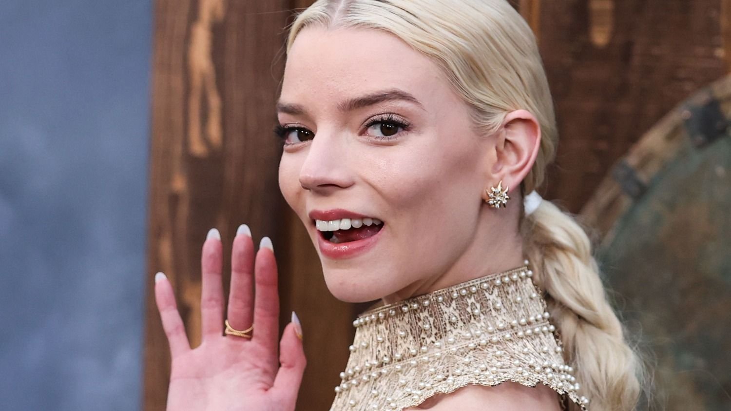 La actriz Anya Taylor-Joy no pudo hacerse selfies con un fan porque no entendía su smartphone Android (vídeo)