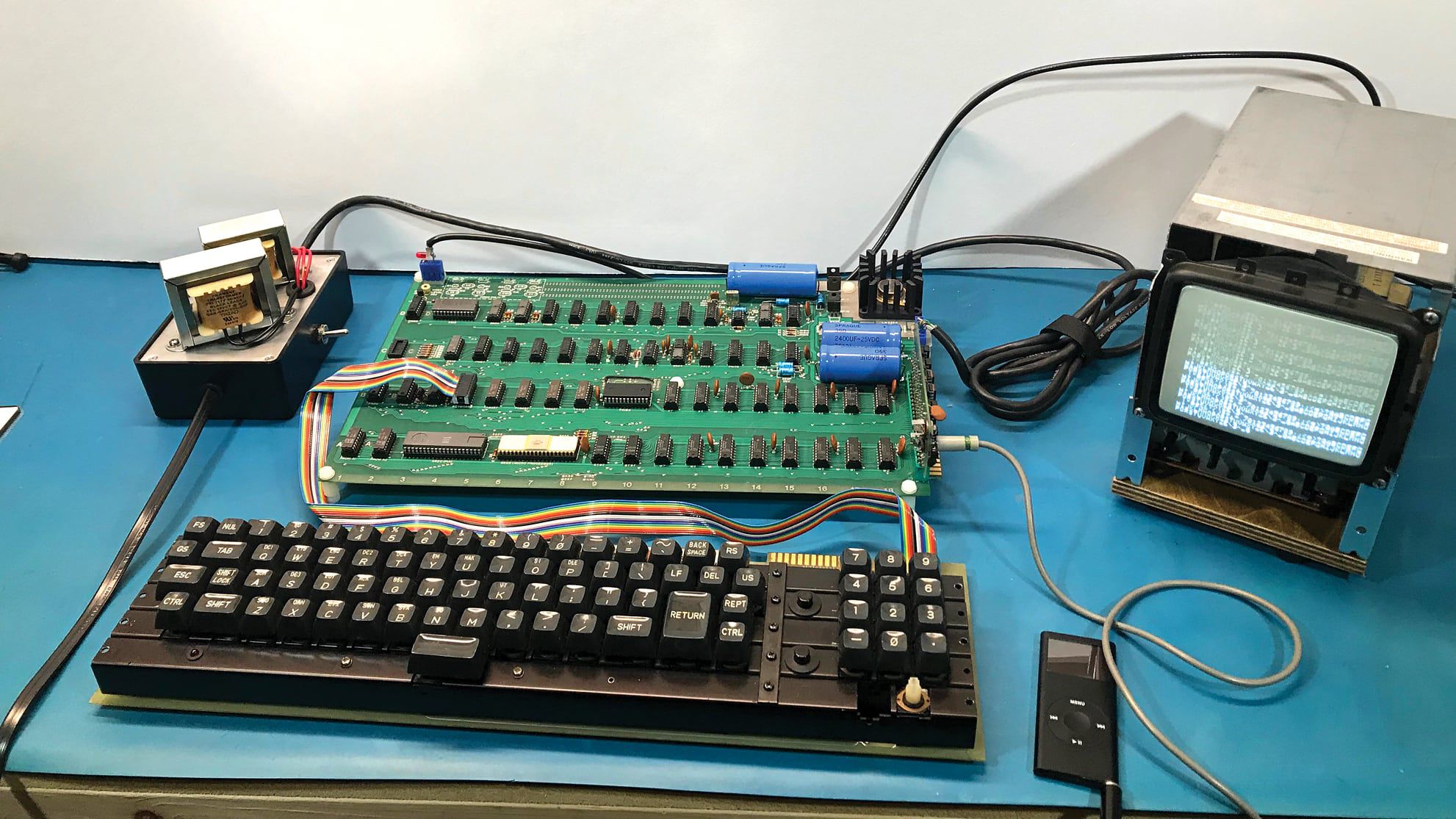 Ordenador Apple-1 de 1976, firmado por Steve Jobs, vendido en subasta por casi 0,5 millones de dólares. Ordenador Apple-1 de 1976, firmado por Steve Jobs, vendido en subasta por casi 0,5 millones de dólares.
