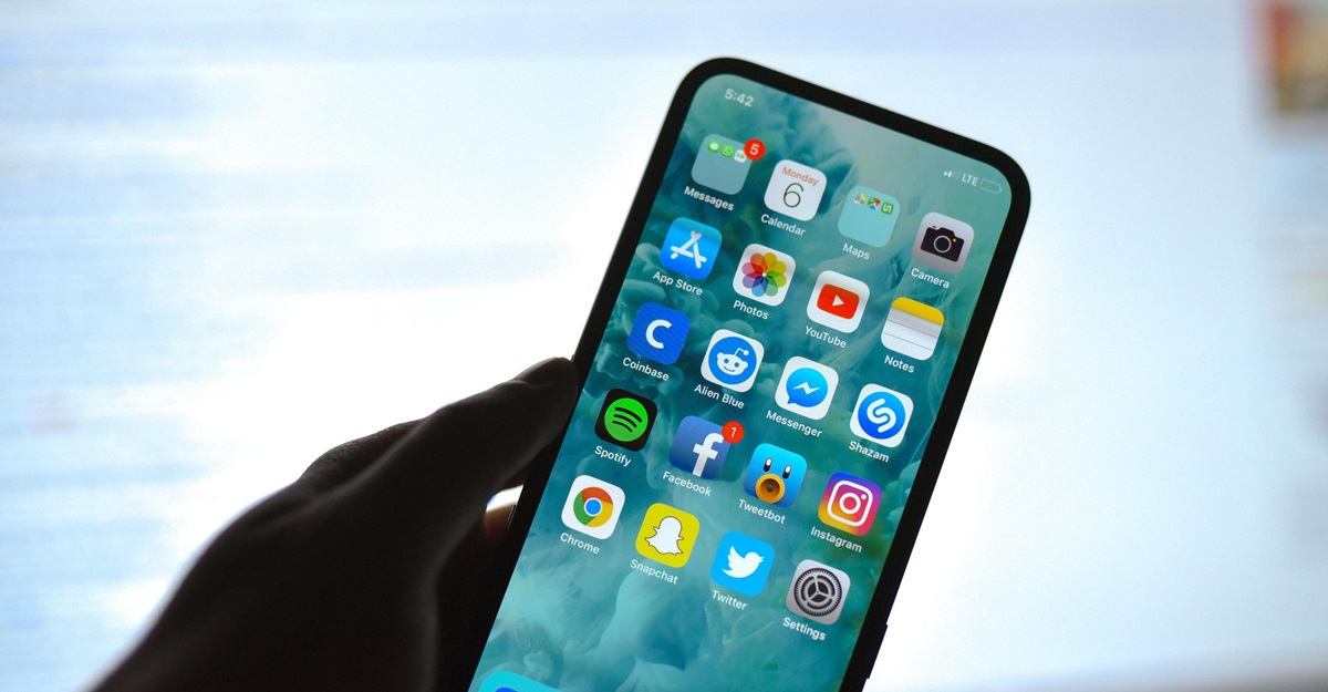 Los smartphones de Apple podrían tener cámara frontal bajo la pantalla en 2026, pero no es seguro Los smartphones de Apple podrían tener cámara frontal bajo la pantalla en 2026, pero no es seguro