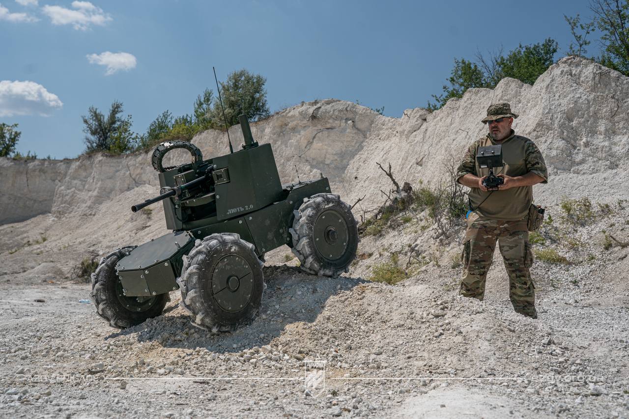 "Azov" combate con un dron terrestre con una ametralladora "Lyut 2.0" 