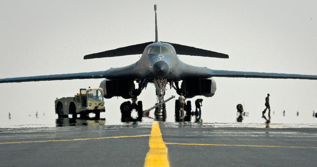 El bombardero estratégico estadounidense B-1B Lancer sobrevuela Bosnia y Herzegovina