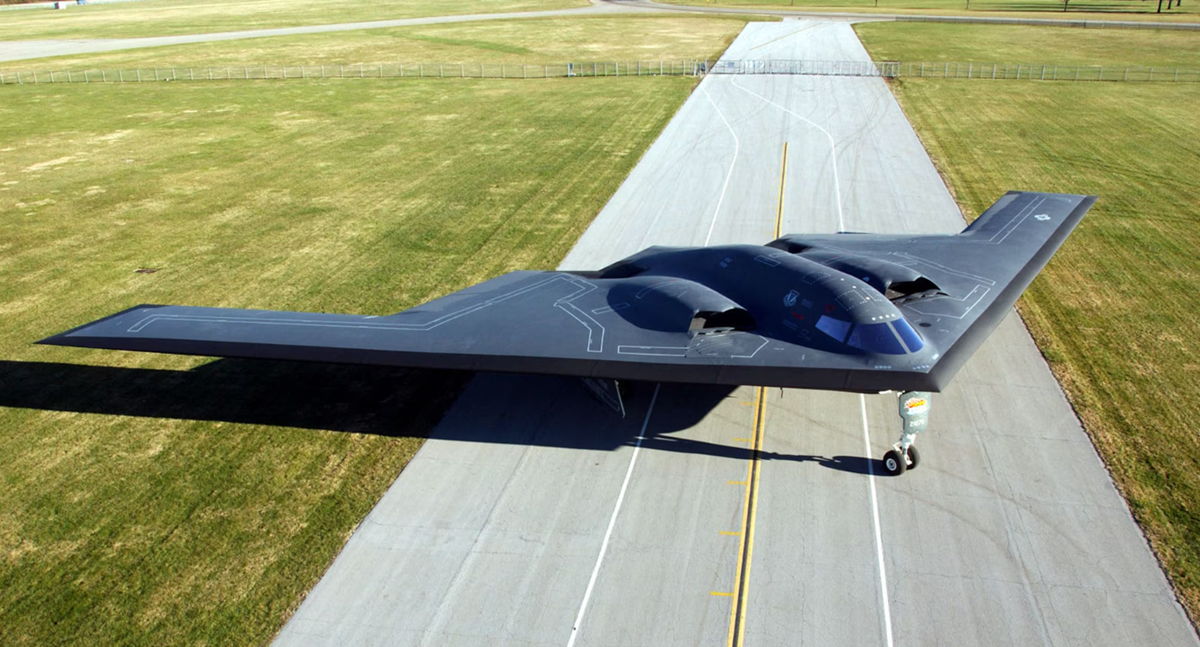 Northrop Grumman recibirá hasta 7.000 millones de dólares para ampliar las capacidades de 20 bombarderos nucleares B-2 Spirit con un coste de más de 2.100 millones de dólares. Northrop Grumman recibirá hasta 7.000 millones de dólares para ampliar las capacidades de 20 bombarderos nucleares B-2 Spirit con un coste de más de 2.100 millones de dólares.