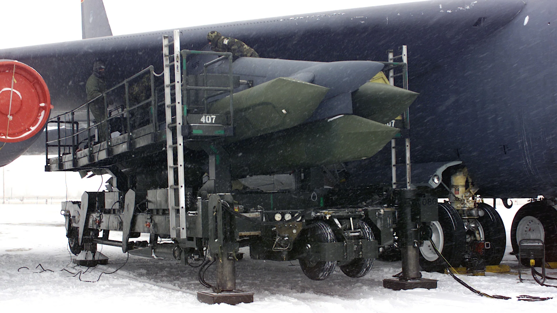 Las Fuerzas Aéreas de EE.UU. solicitan casi 1.000 millones de dólares para desarrollar un misil nuclear de crucero furtivo con un alcance de más de 2.400 km para los bombarderos B-21 Raider y B-52 Stratofortress. Las Fuerzas Aéreas de EE.UU. solicitan casi 1.000 millones de dólares para desarrollar un misil nuclear de crucero furtivo con un alcance de más de 2.400 km para los bombarderos B-21 Raider y B-52 Stratofortress.