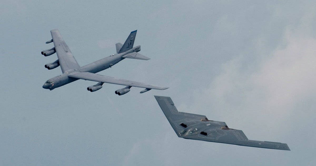 100 años en el aire - Boeing publicó la primera imagen del bombardero nuclear B-52 Stratofortress actualizado, que tendrá nuevos motores y podrá llevar misiles hipersónicos con un alcance de 15.000 km 100 años en el aire - Boeing publicó la primera imagen del bombardero nuclear B-52 Stratofortress actualizado, que tendrá nuevos motores y podrá llevar misiles hipersónicos con un alcance de 15.000 km