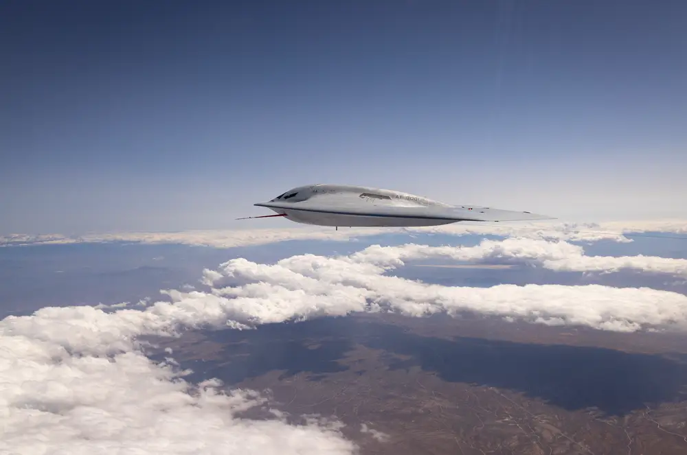 Aparecen fotos del nuevo bombardero furtivo estadounidense B-21 Raider Aparecen fotos del nuevo bombardero furtivo estadounidense B-21 Raider