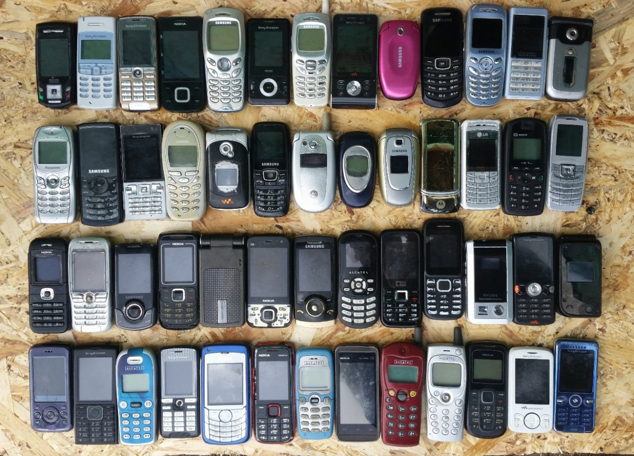 Estudio: en 2022 se desecharán más de 5.000 millones de teléfonos inteligentes, una columna de unos 50.000 kilómetros de altura, o 1/8 de la distancia a la luna Estudio: en 2022 se desecharán más de 5.000 millones de teléfonos inteligentes, una columna de unos 50.000 kilómetros de altura, o 1/8 de la distancia a la luna