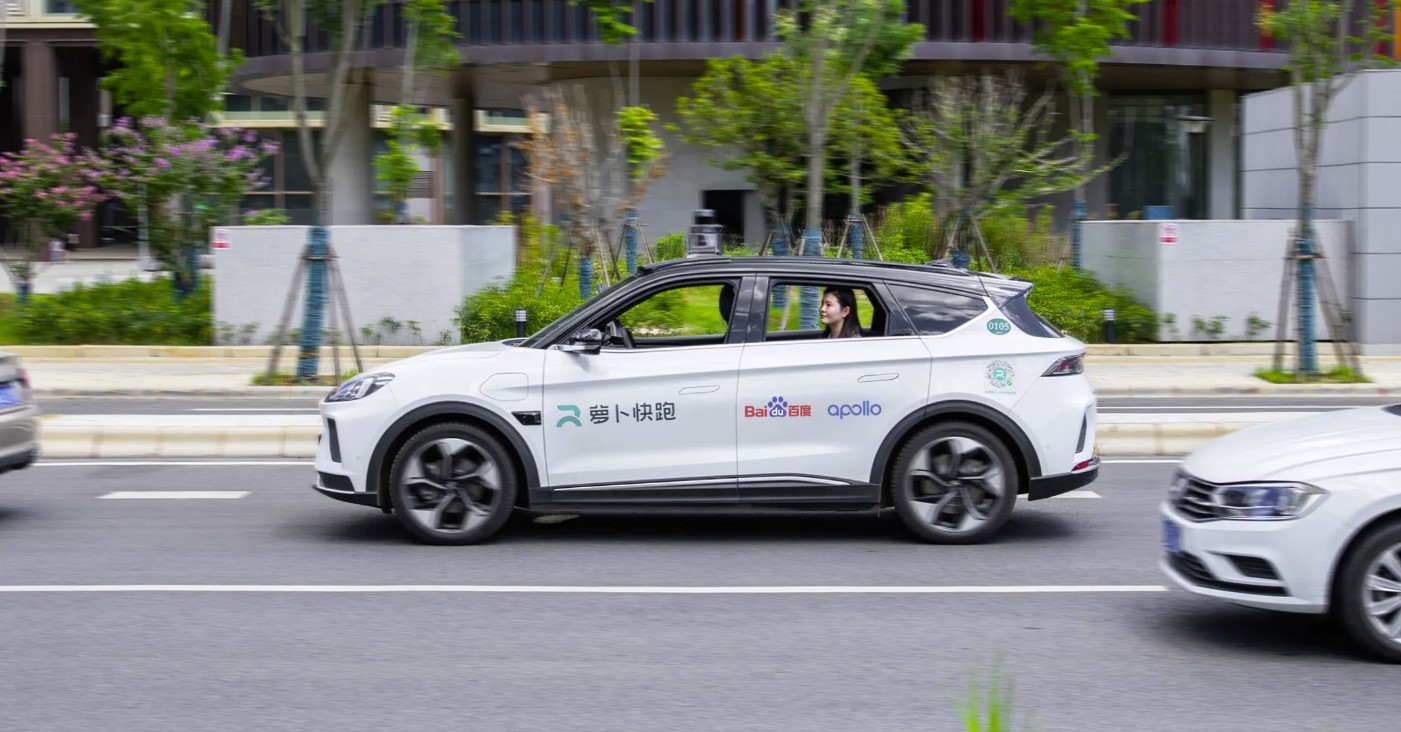 Baidu es la primera empresa que ofrece un servicio de taxi robot no tripulado en China. Baidu es la primera empresa que ofrece un servicio de taxi robot no tripulado en China.