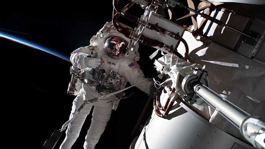 La NASA envió astronautas al espacio para instalar dos paneles solares de 340 kg La NASA envió astronautas al espacio para instalar dos paneles solares de 340 kg