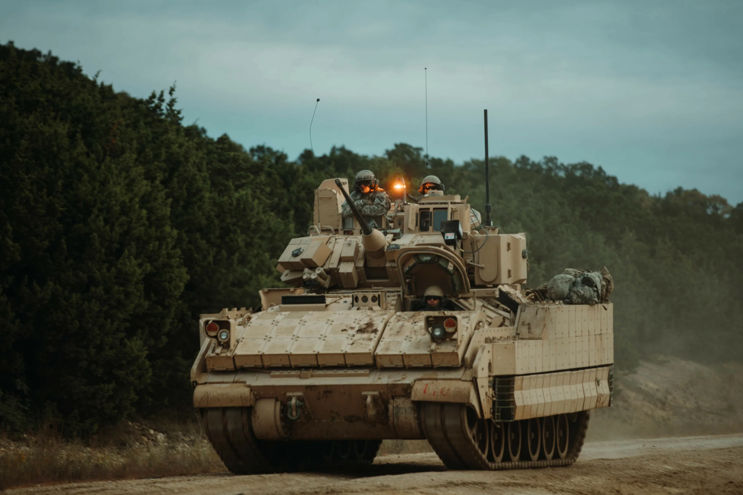 El Ejército de EE.UU. probó un sistema de protección activa mejorado Iron Fist Light Decoupled para vehículos de combate Bradley