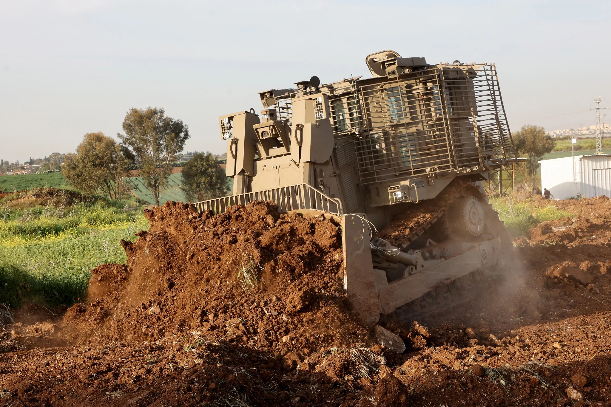Innovaciones en acción: un bulldozer del ejército no tripulado para la nueva era de las operaciones militares Máquinas inteligentes: bulldozer no tripulado CAT D9 en los campos de batalla