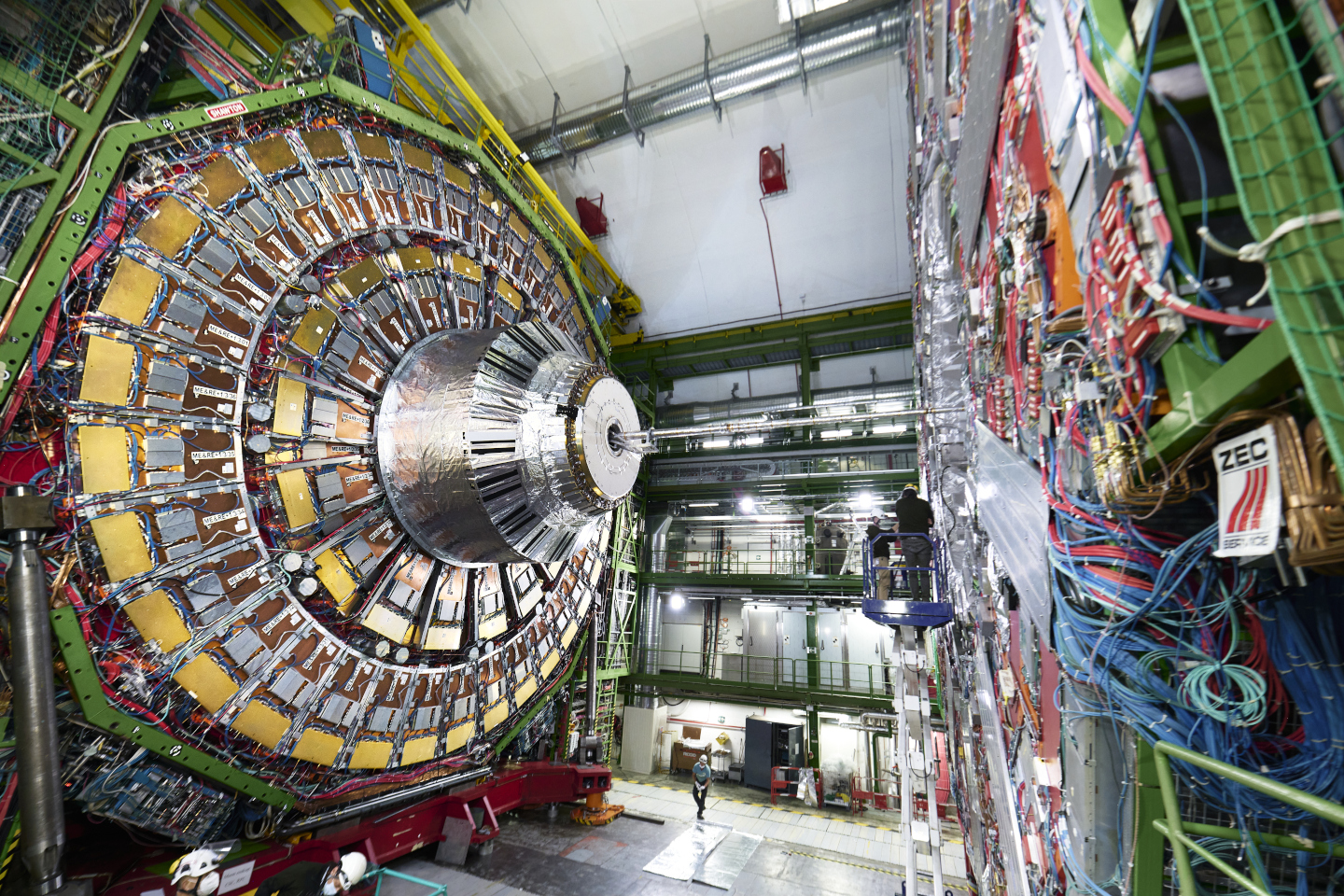 El laboratorio de física del CERN descubre tres nuevas "partículas exóticas" El laboratorio de física del CERN descubre tres nuevas "partículas exóticas"