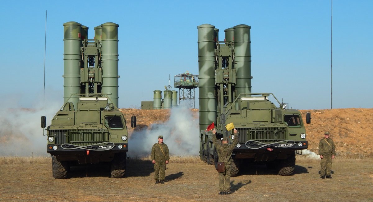 Una imagen de satélite confirma la derrota del sistema ruso de defensa antiaérea S-400 Triumf de 1.200 millones de dólares en Crimea Una imagen de satélite confirma la derrota del sistema ruso de defensa antiaérea S-400 Triumf de 1.200 millones de dólares en Crimea