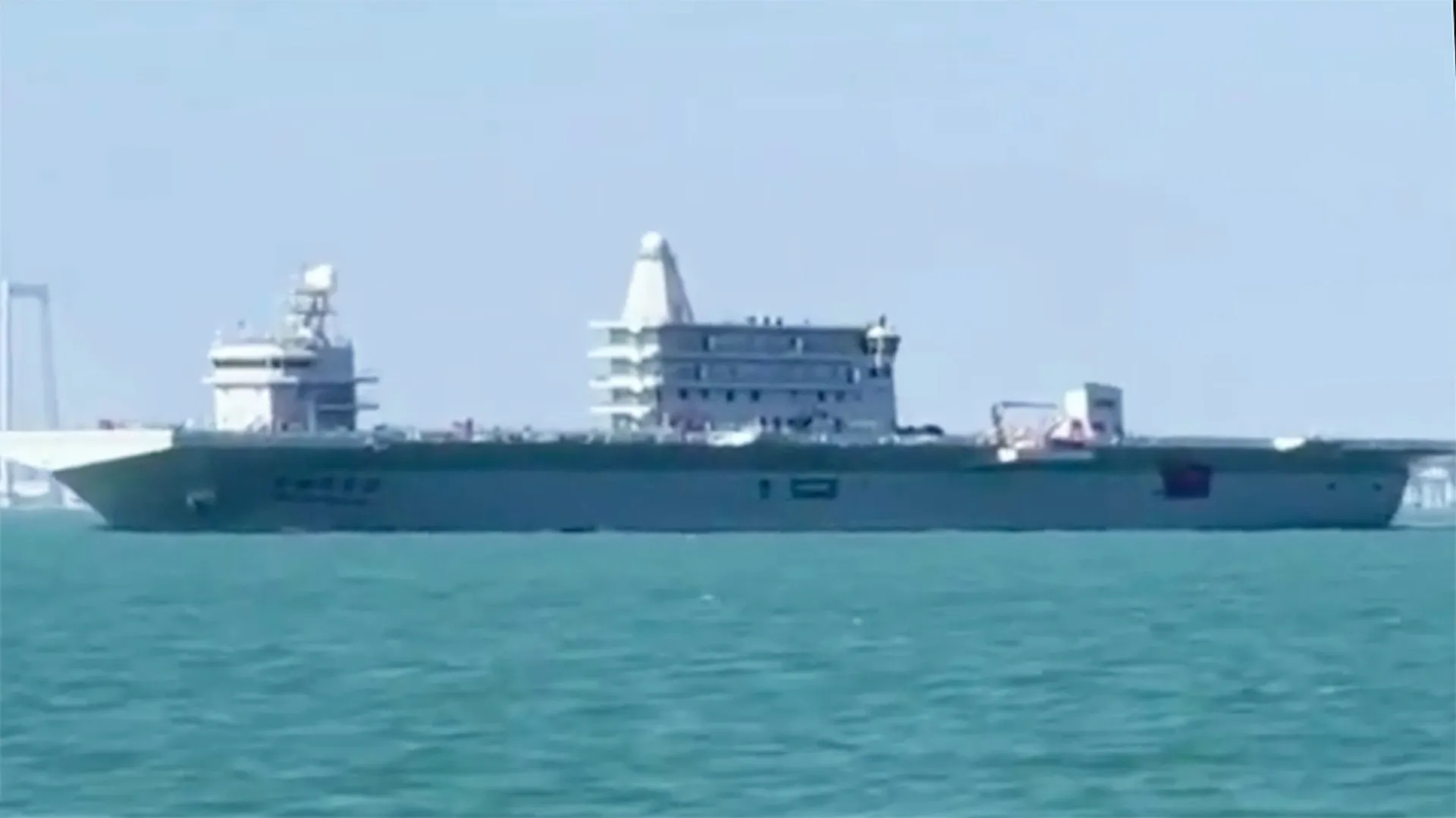 China bota un portaaviones desconocido hasta ahora con distintivos civiles China bota un portaaviones desconocido hasta ahora con distintivos civiles