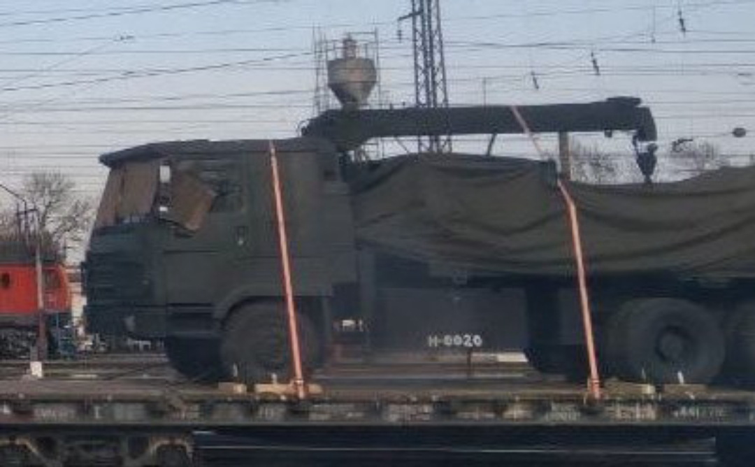 Carga insólita: una grúa sobre un tren está en el punto de mira en Crimea