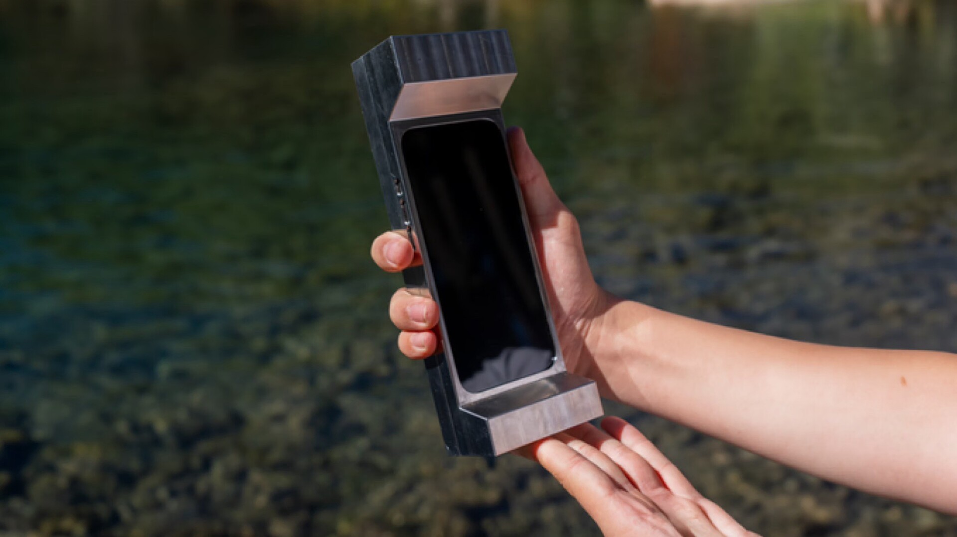 La funda de smartphone más pesada del mundo: 2,7 kg de hierro con salientes para proteger la pantalla La funda de smartphone más pesada del mundo: 2,7 kg de hierro con salientes para proteger la pantalla