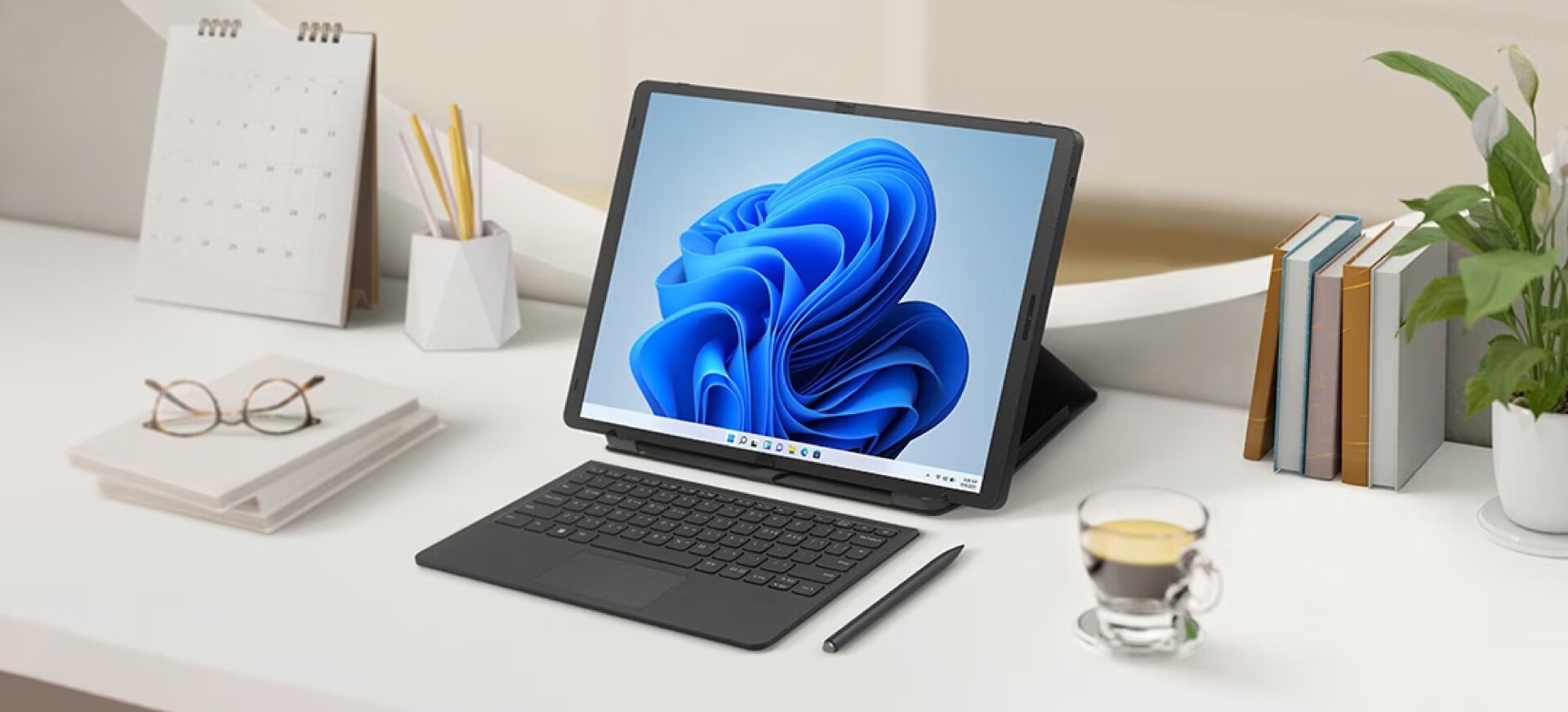 LG Gram Fold es un portátil con pantalla plegable, chip Intel Core i5-1335U y gráficos Iris Xe con un precio de 3730 €.