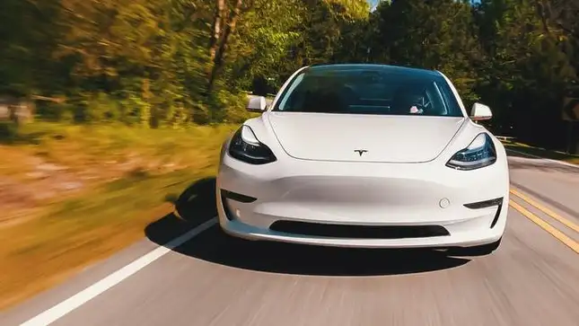 Los investigadores han encontrado una forma de hackear Tesla y activar la conducción autónoma total de forma gratuita
