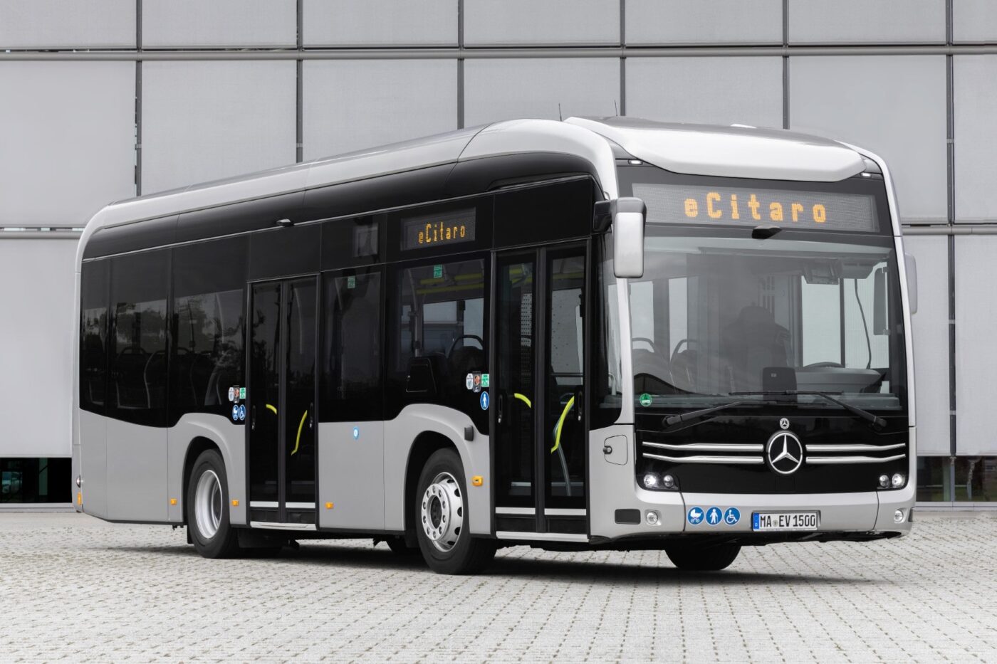 Mercedes-Benz ha presentado el autobús eléctrico de piso bajo eCitaro K, con una autonomía de hasta 500 kilómetros. Mercedes-Benz ha presentado el autobús eléctrico de piso bajo eCitaro K, con una autonomía de hasta 500 kilómetros.