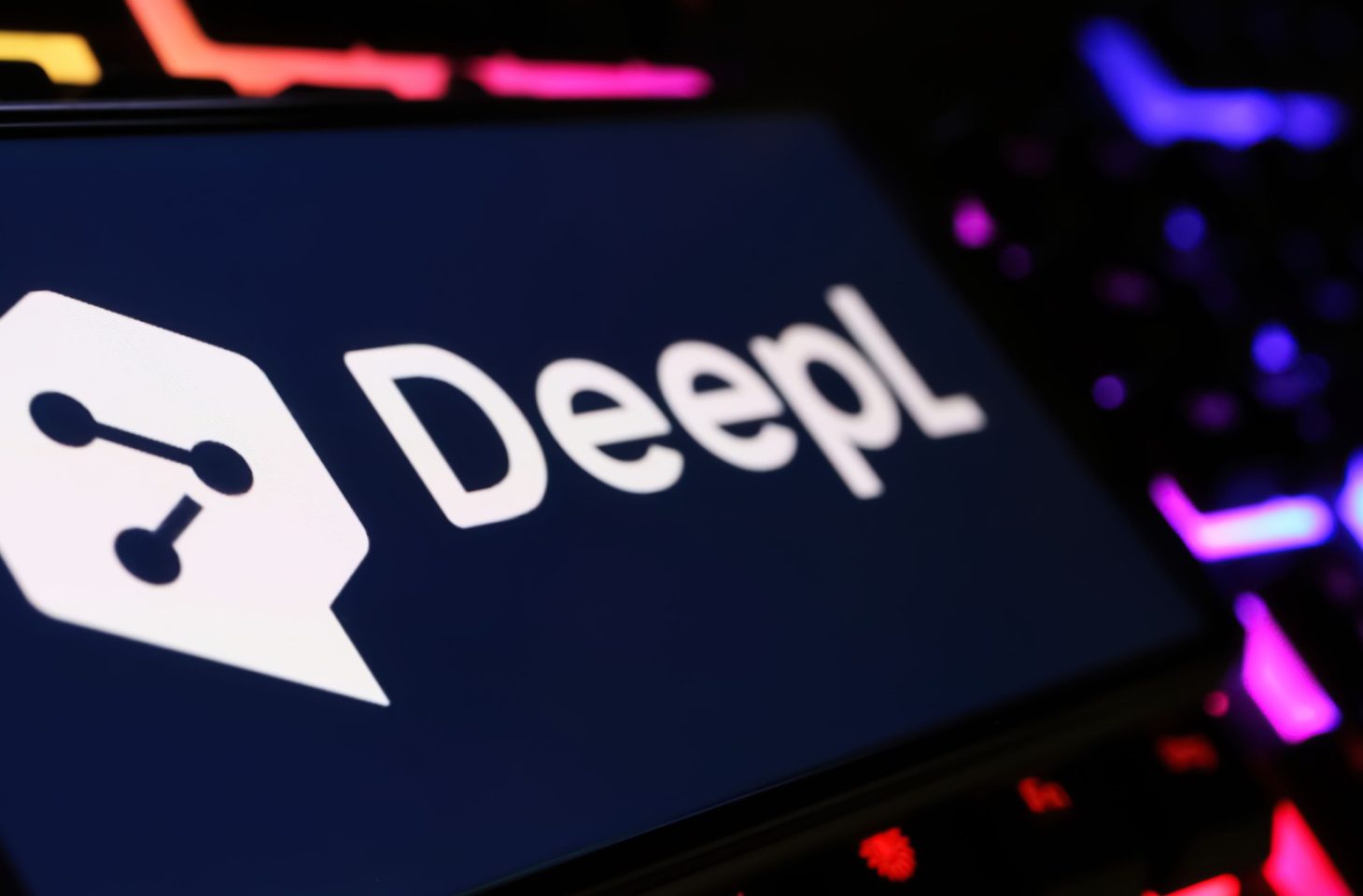 DeepL ha lanzado DeepL Voice, una nueva tecnología de traducción instantánea de voz y vídeo. DeepL ha lanzado DeepL Voice, una nueva tecnología de traducción instantánea de voz y vídeo.